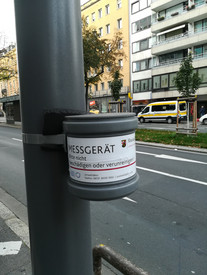 Passivsammler an Laternenmast befestigt
